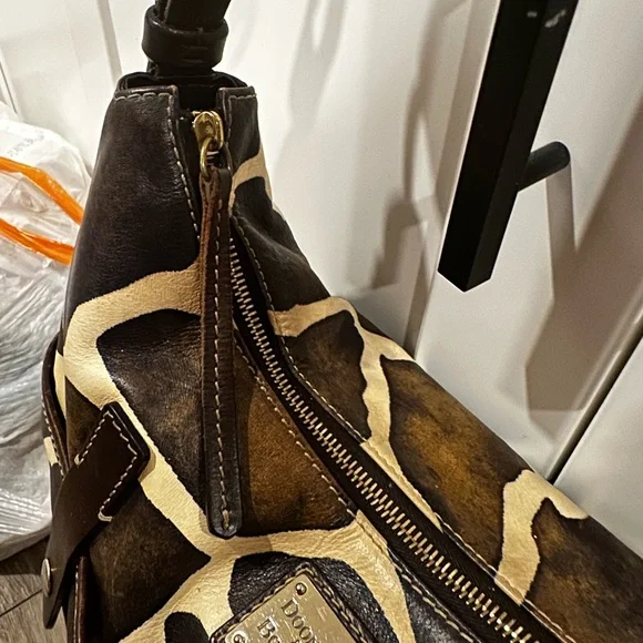 Dooney & Bourke Giraffe Print Shoulder Bag EUC no callouts - Picture 6 of 16
